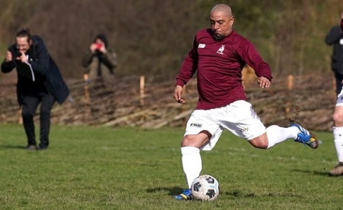 Az angol megyeiben, góllal "tért vissza" Roberto Carlos