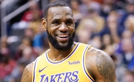 Lebron James aktív játékosként az első milliárdos kosárlabdázó