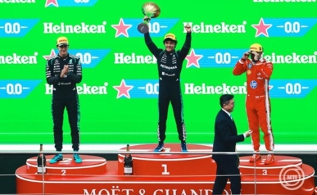 Tarolt a Mercedes Sanghajban