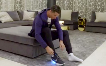 A Nike megcsinálta a magát befűző cipőt!
